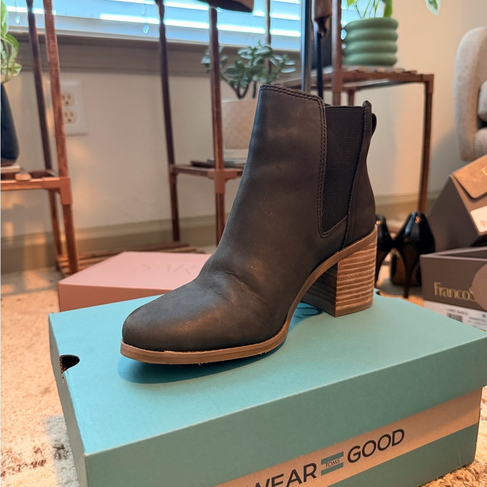 TOMS Evelyn Chelsea Boots